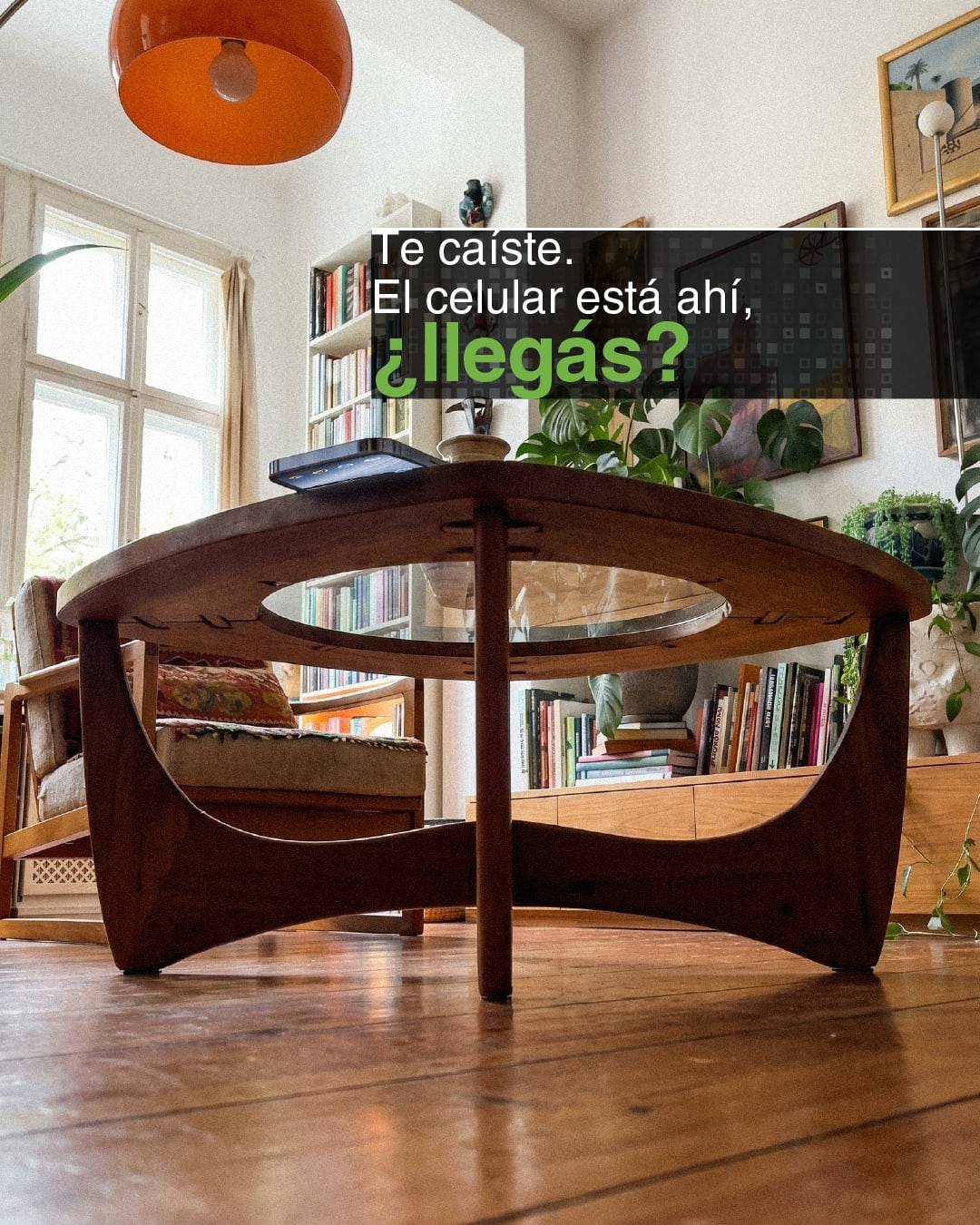 Pieza para redes de Centel: un living con una mesa ratona de vidrio y el texto «Te caíste. El celular está ahí, ¿llegás?»