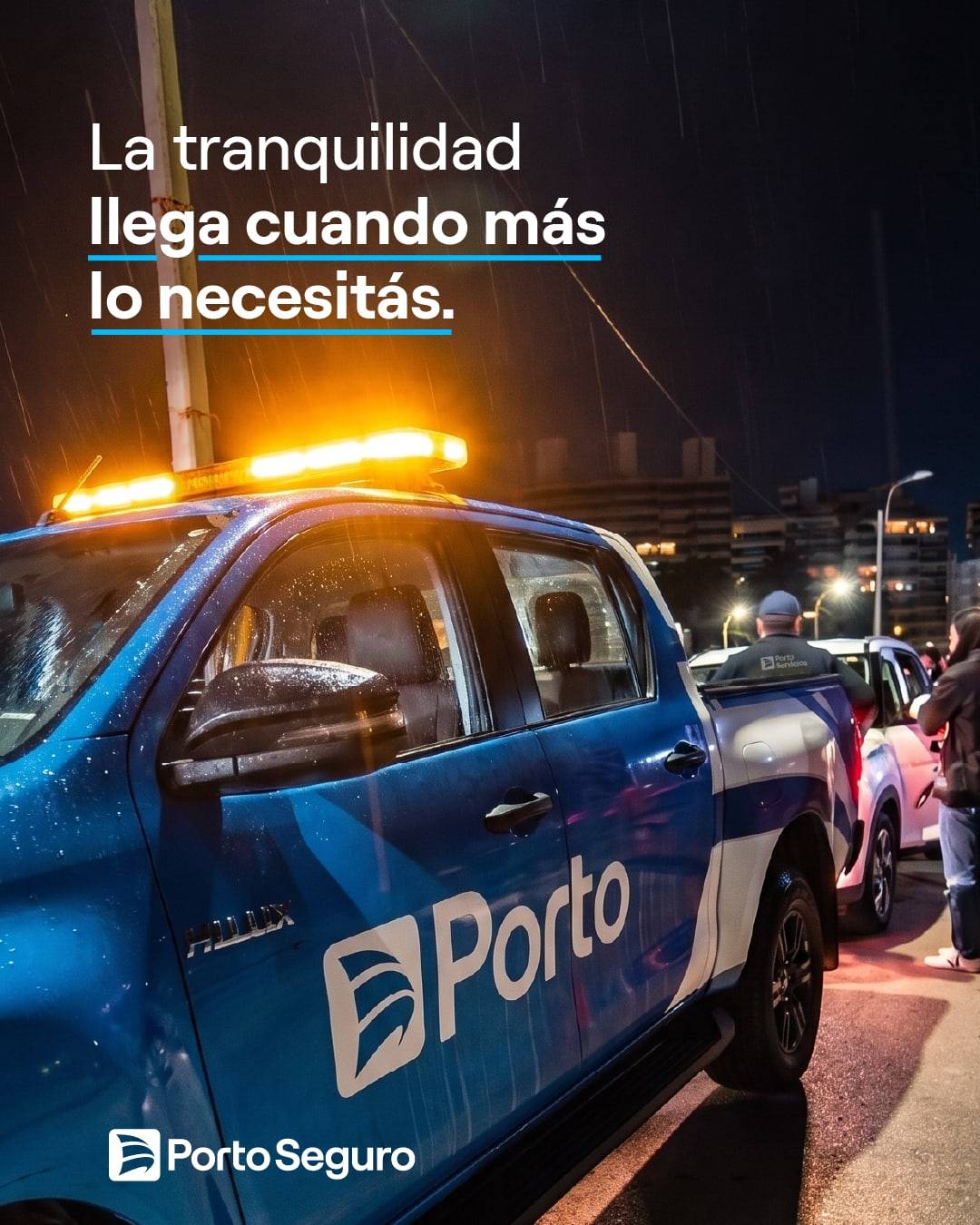 Pieza para redes de Porto Seguro: una camioneta de auxilio azul de noche con el texto «La tranquilidad llega cuando más lo necesitás»