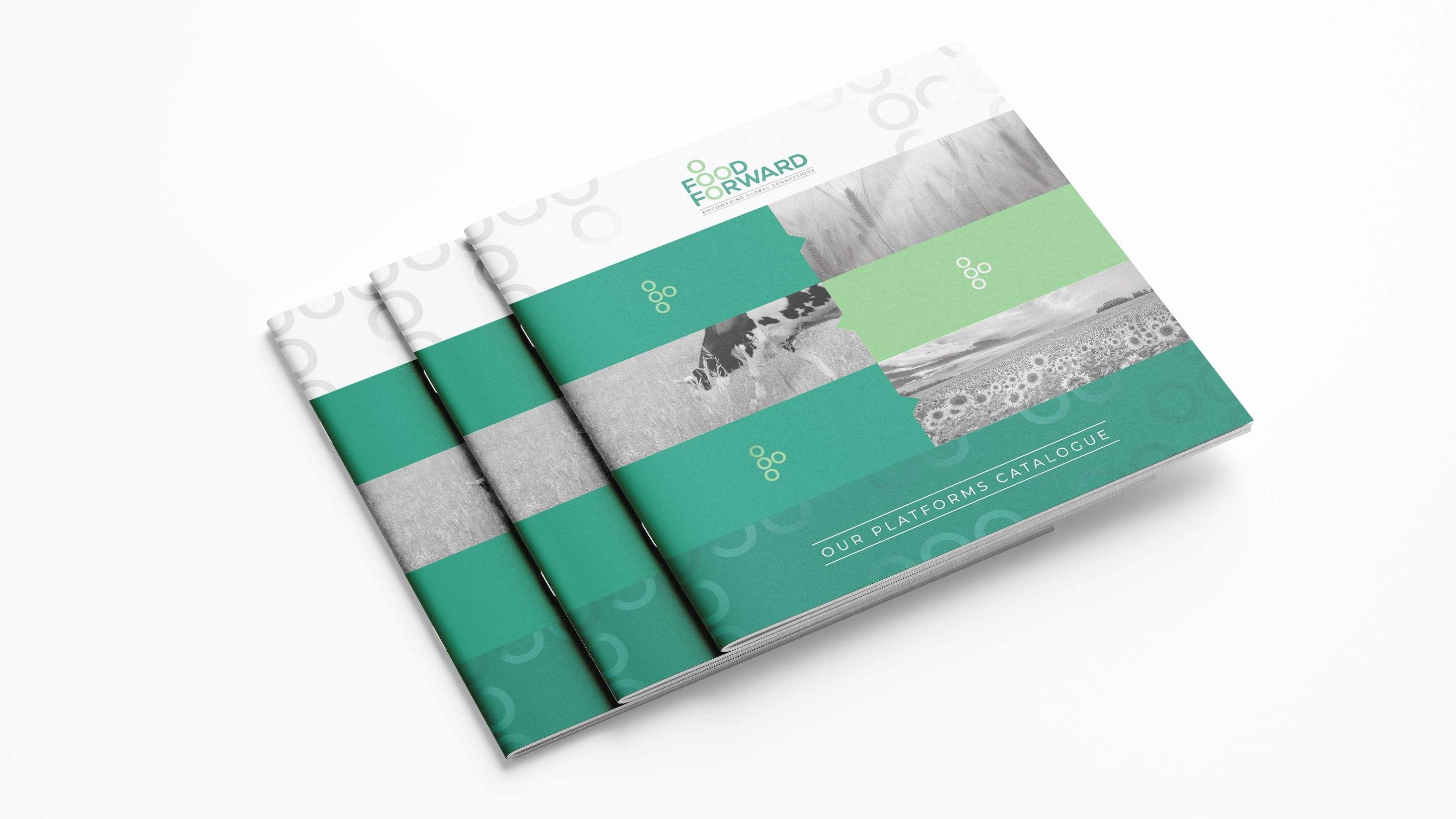 Tres ejemplares del brochure corporativo de Food Forward Uruguay, con tapa verde